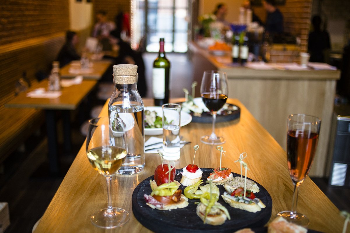 Винный бар  Symposy Wine&Tapas в Нижнем Сусальном переулке