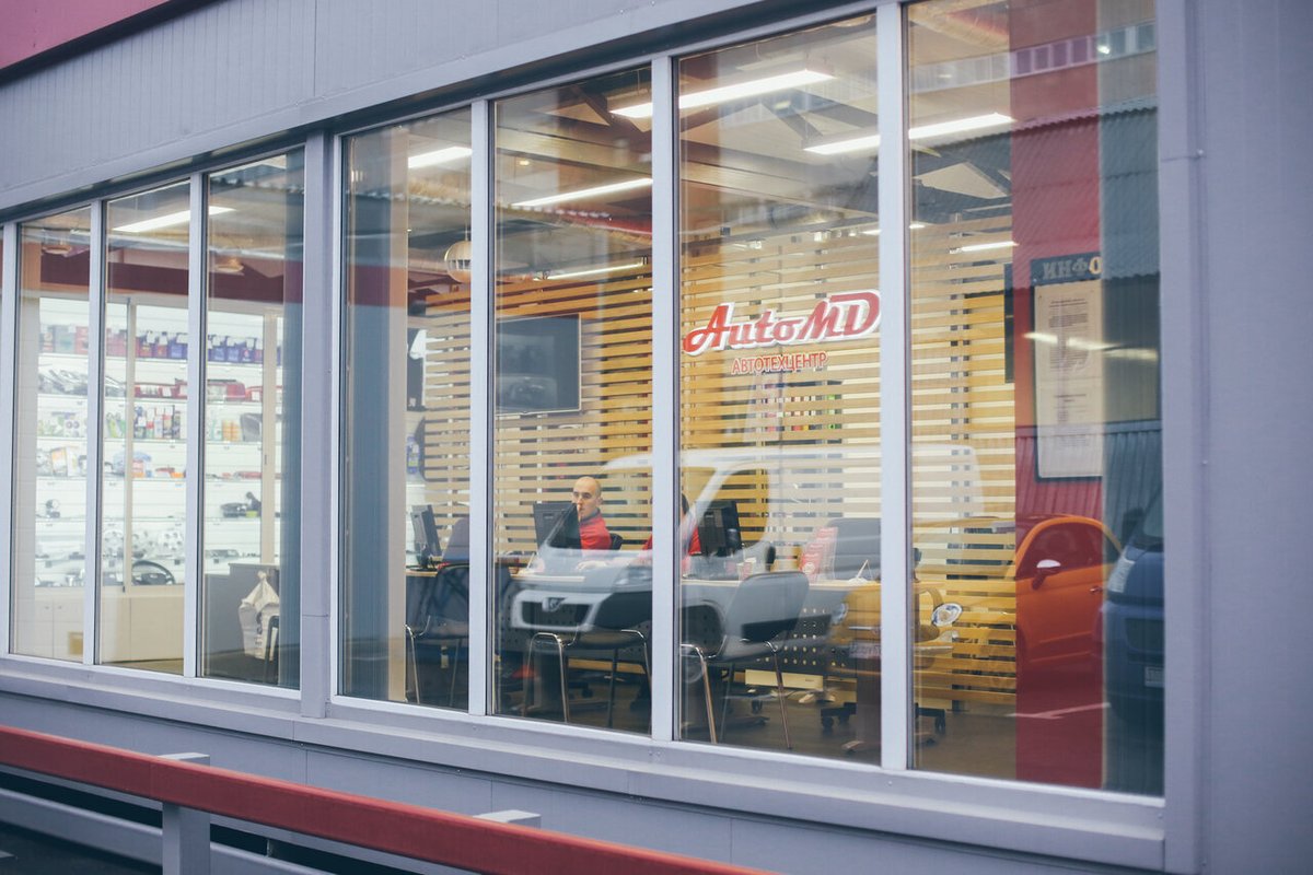 Магазин автозапчастей АмдЗап на метро Пражская 