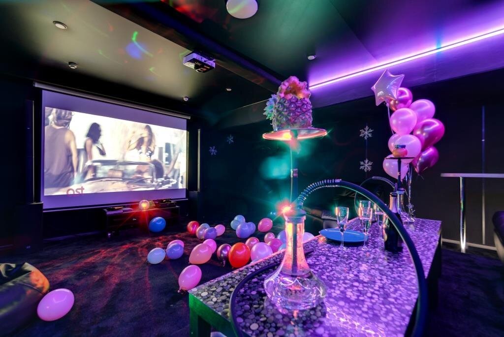 Компания Friends Hall Харизма на Бакунинской улице